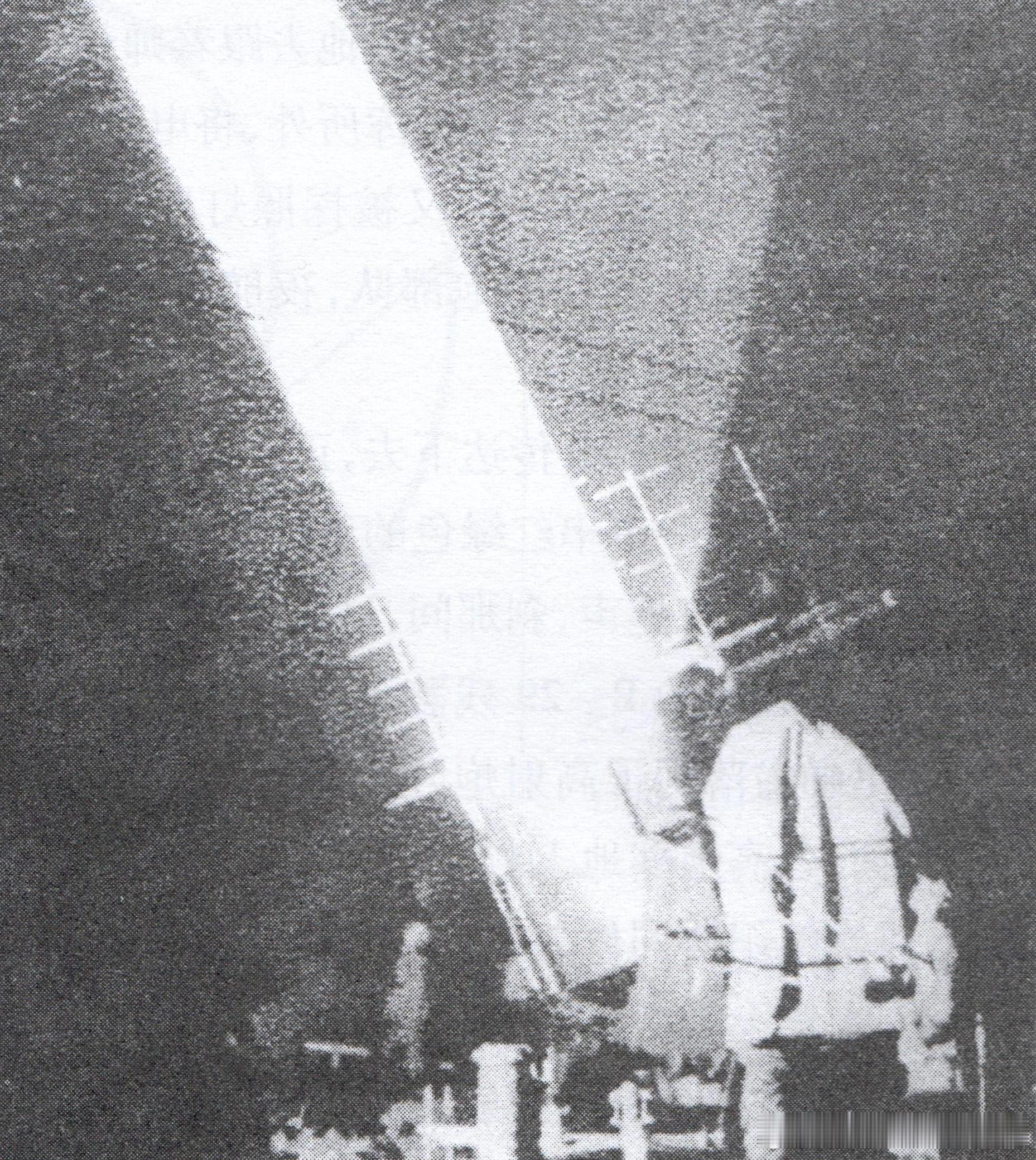 志愿军探照灯在暗夜中仔细搜索敌机军事历史全触达