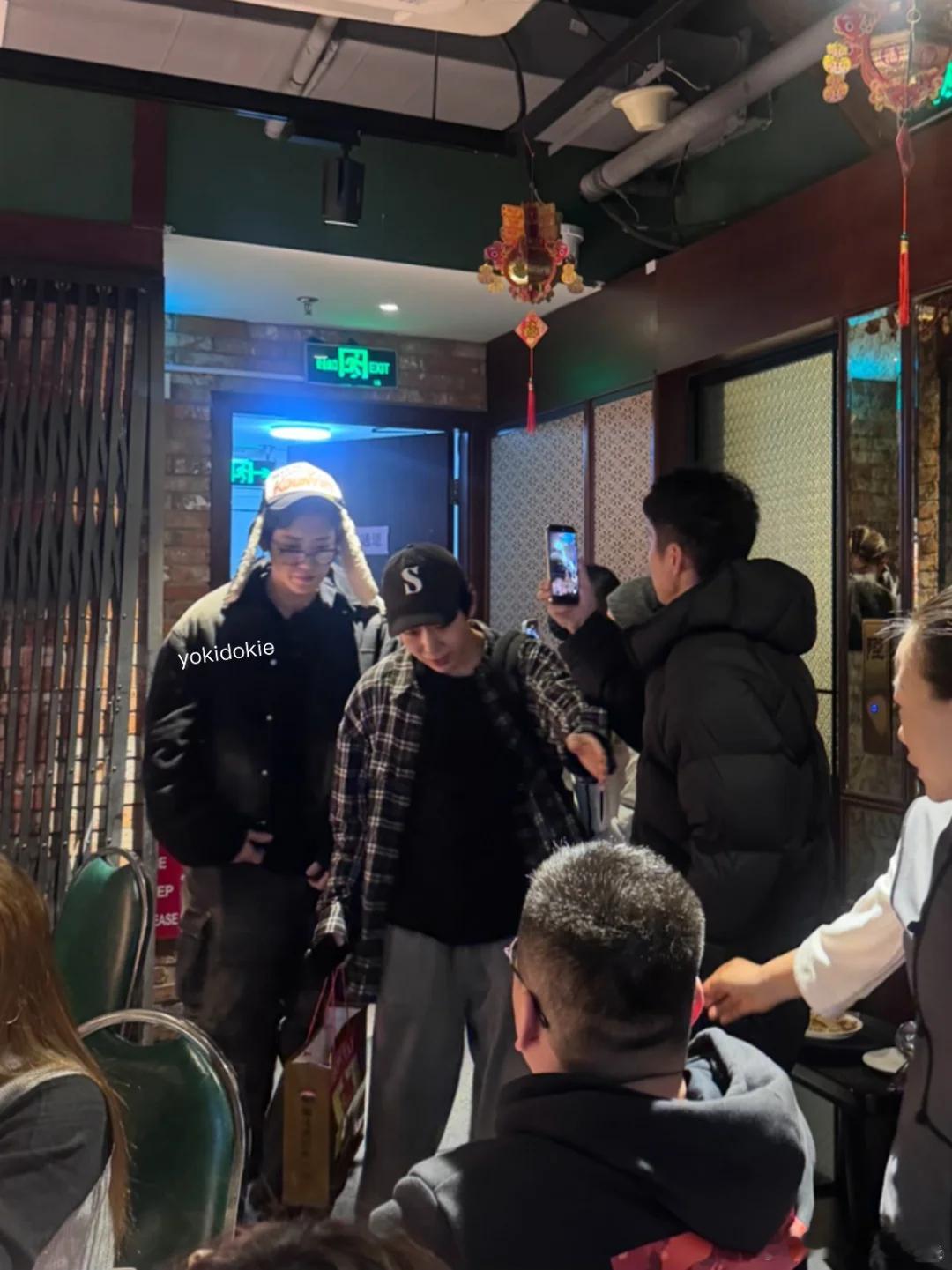 偶遇exo上海吃火锅 什么？网友偶遇exo上海吃火锅，太幸福了吧！ 