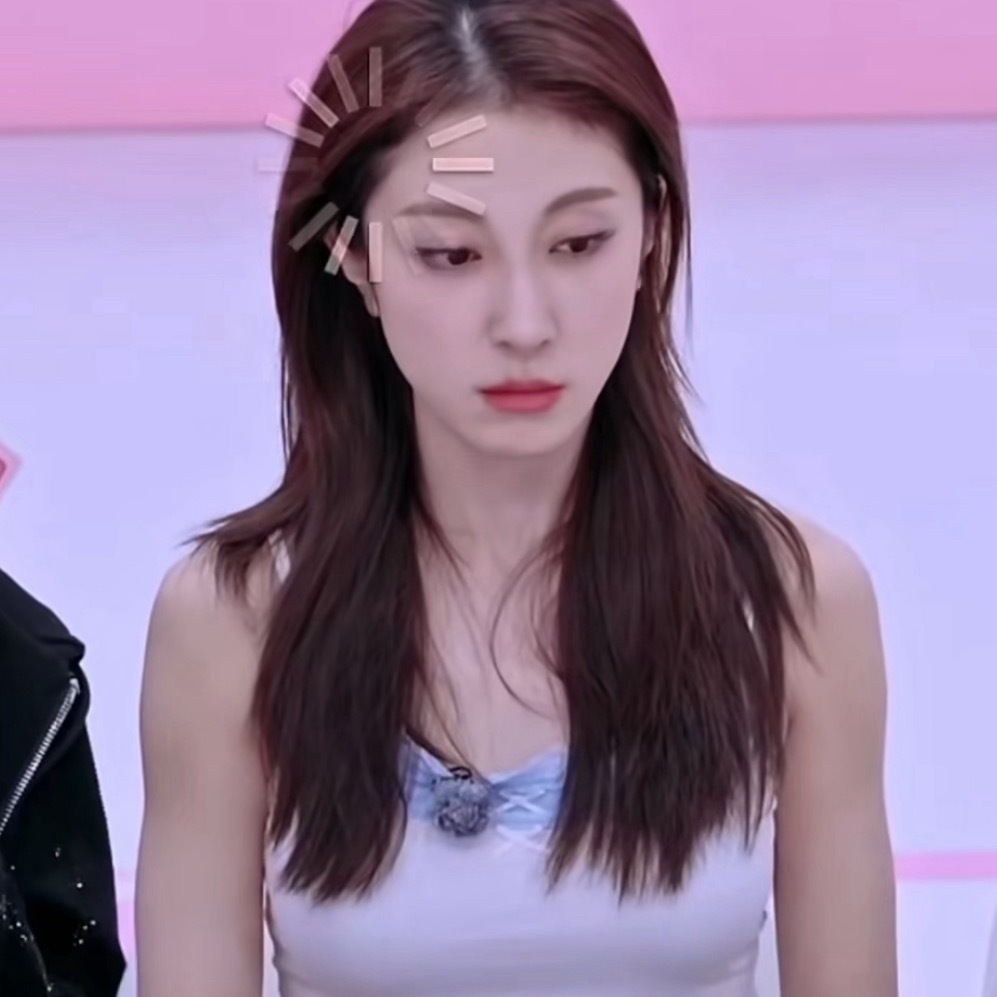 进来看张小婉的表情管理忍不住想笑 感觉来这个节目是来贡献表情包的美女好像都不太会