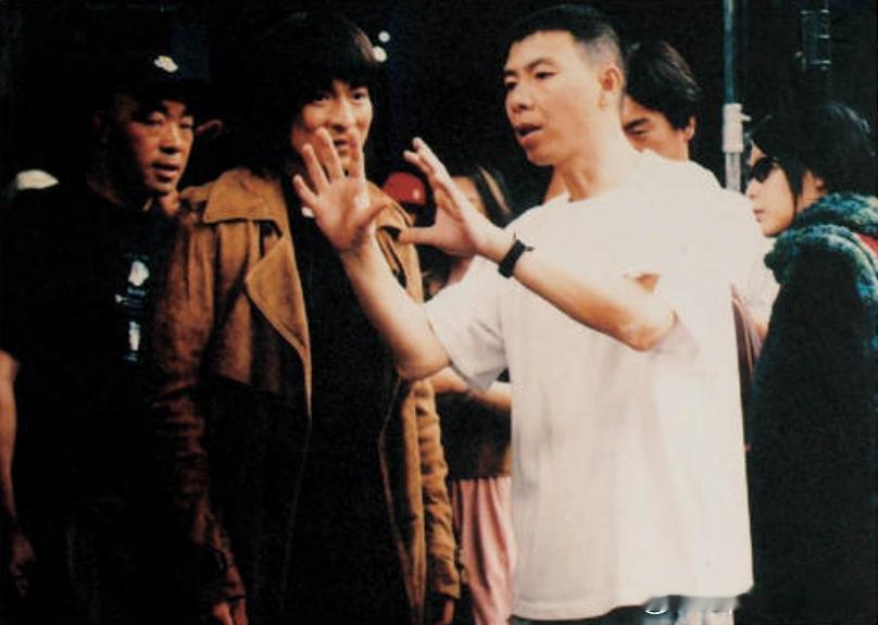 2004年影片《天下无贼》导演冯小刚与演员刘德华准备拍摄历史影像 ​​​