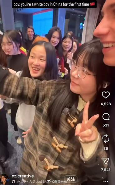 频繁曝光的一些女性主动找欧美南亚、非洲人合影加微信。如果老外来自越南、马来西亚，
