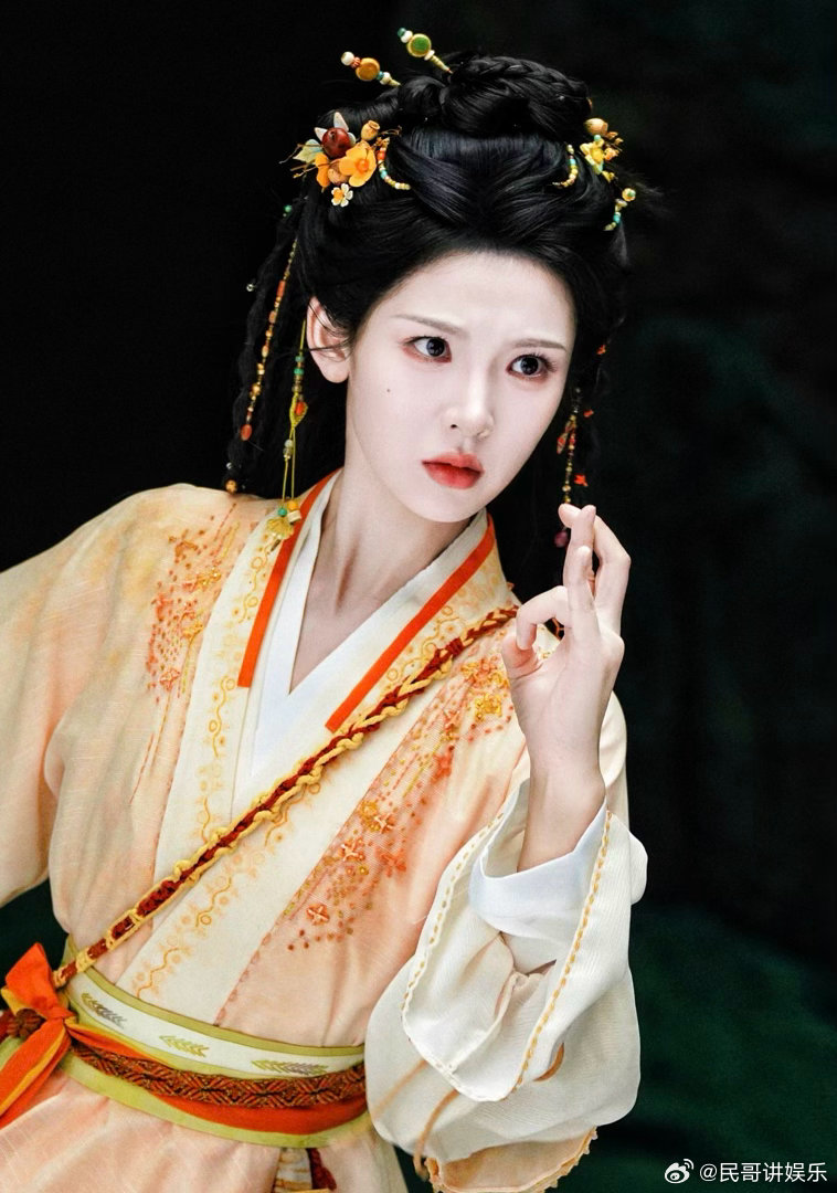 错世录首发预告错世录🪐师徒走在对抗天命的路上，两个背负苦难的人，彼此相伴不再孤