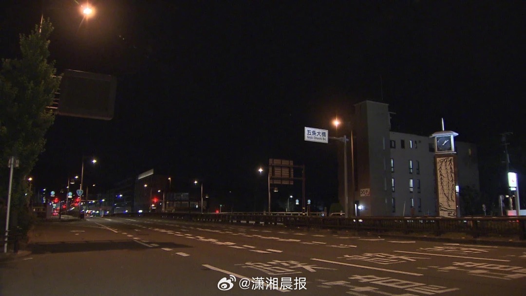 【#中国男游客在日本被一男子刺伤#，目前凶手在逃】当地时间6日晚，在日本京都市的
