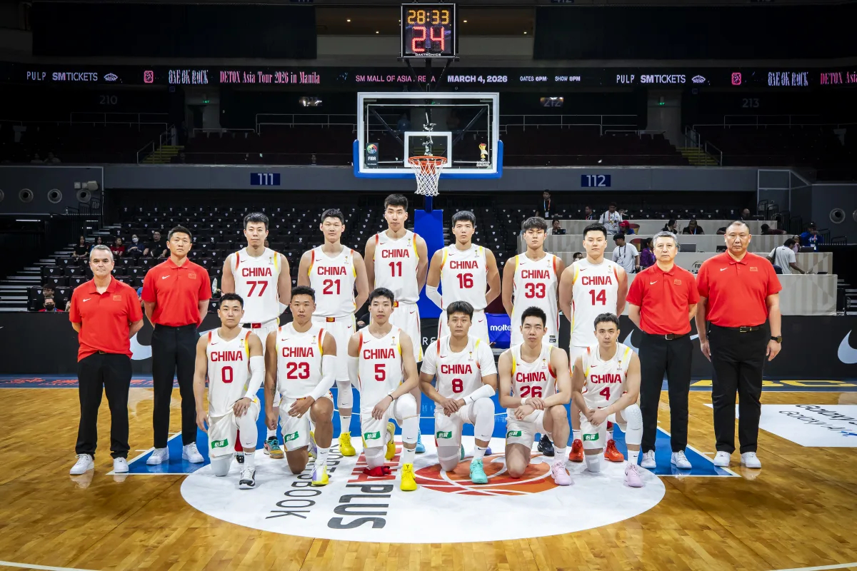 半场比赛结束，中国男篮50:51落后于中国台北男篮，半场结束前的失误有点伤...