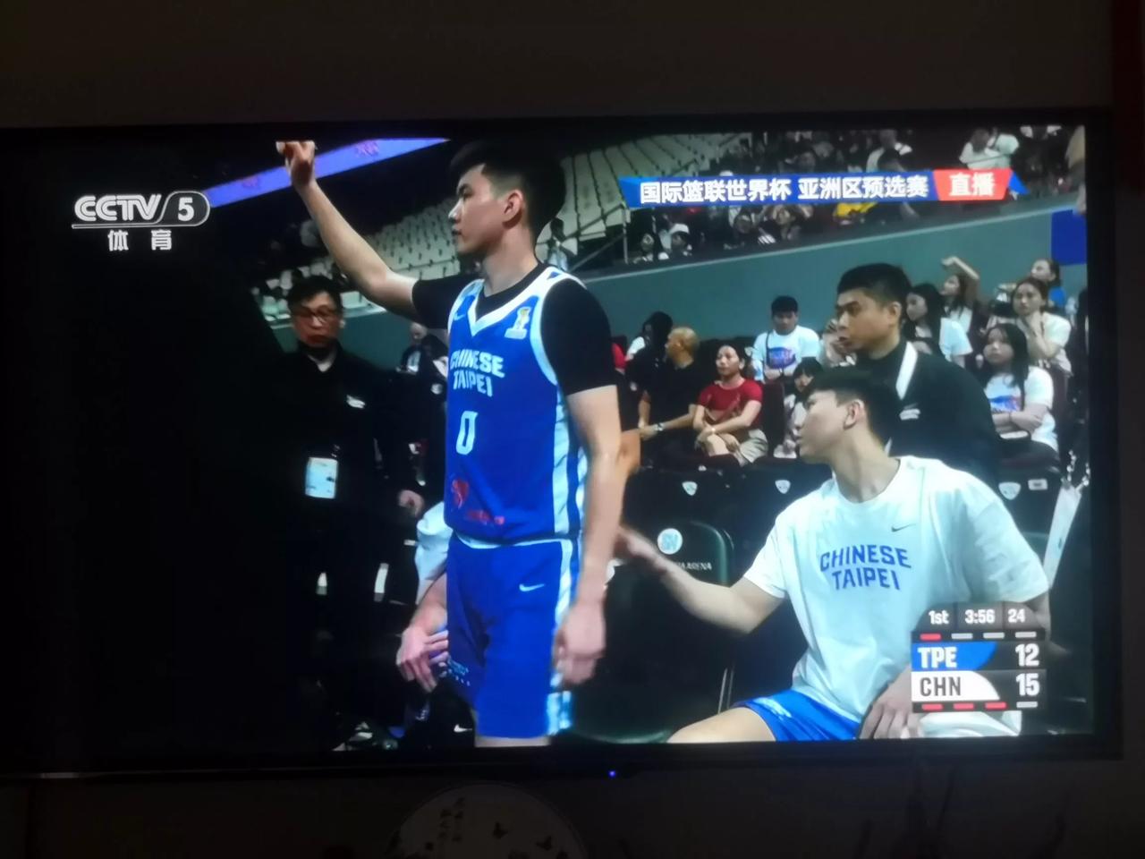 第三节，中国队第一个技术暂停。

对手打了一个8-3，其中有两个三分球。

眼见