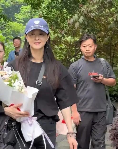 蒋欣最新状态曝光，面容消瘦显骨感，穿53件衬衫亮相机场引关注！