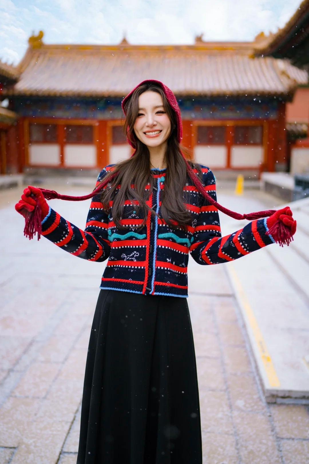 笑容甜美的自由模特小美女，耳甲的软窝像绒球轻轻嵌在耳内，浅浅凹陷在耳甲部位，不转