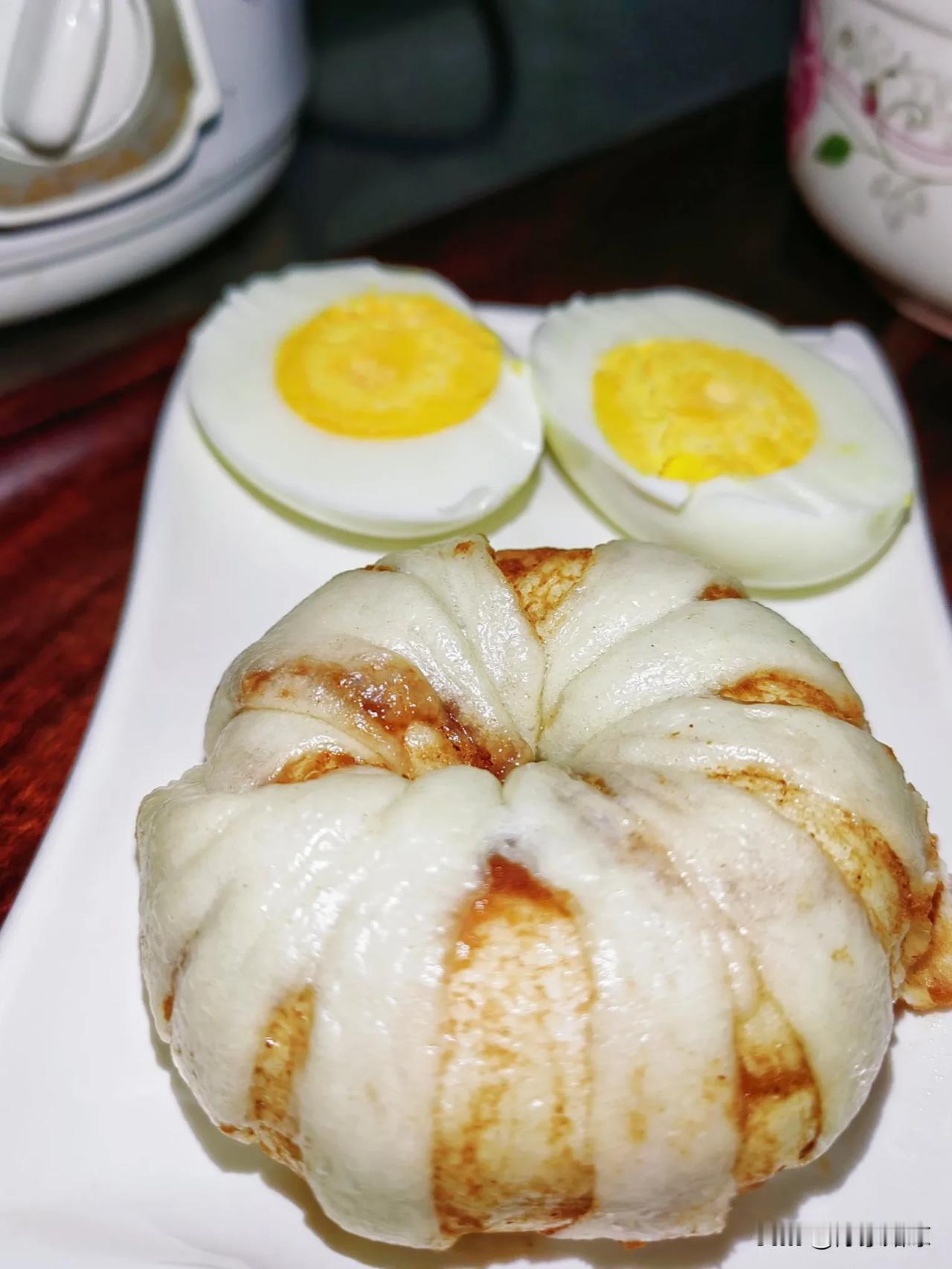 高二娃的早餐
今天差点睡过点，早上着急忙慌的做饭，菜花一不留神煮烂了[捂脸]
还