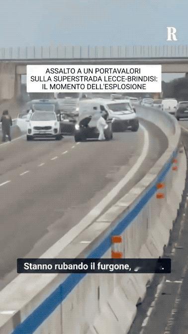 还是意大利猛：劫匪假扮警察抢劫运钞车，直接上炸弹太残暴了！一辆装甲运钞车在意大利