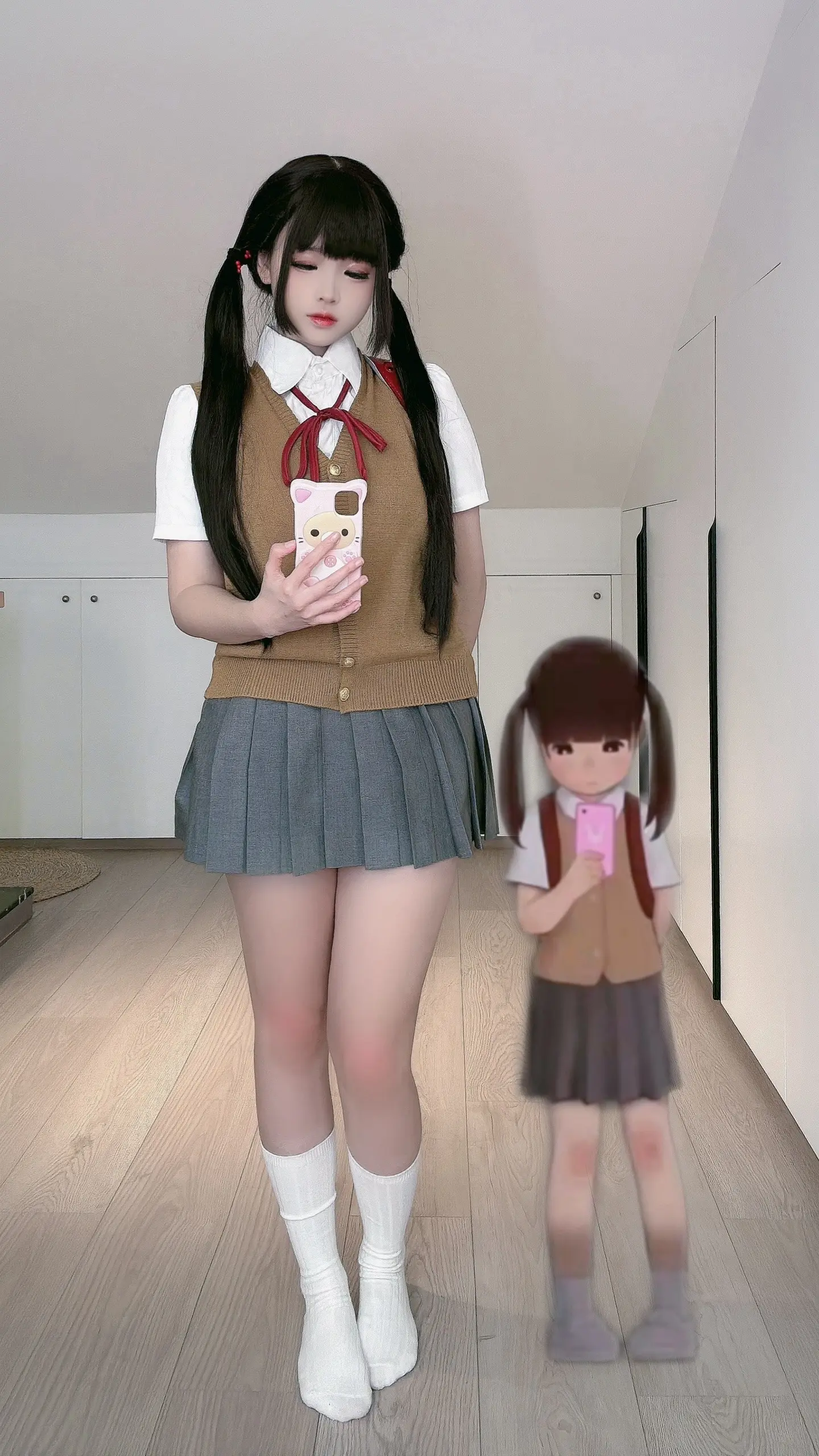 爱玩手机的小女孩一枚呀～