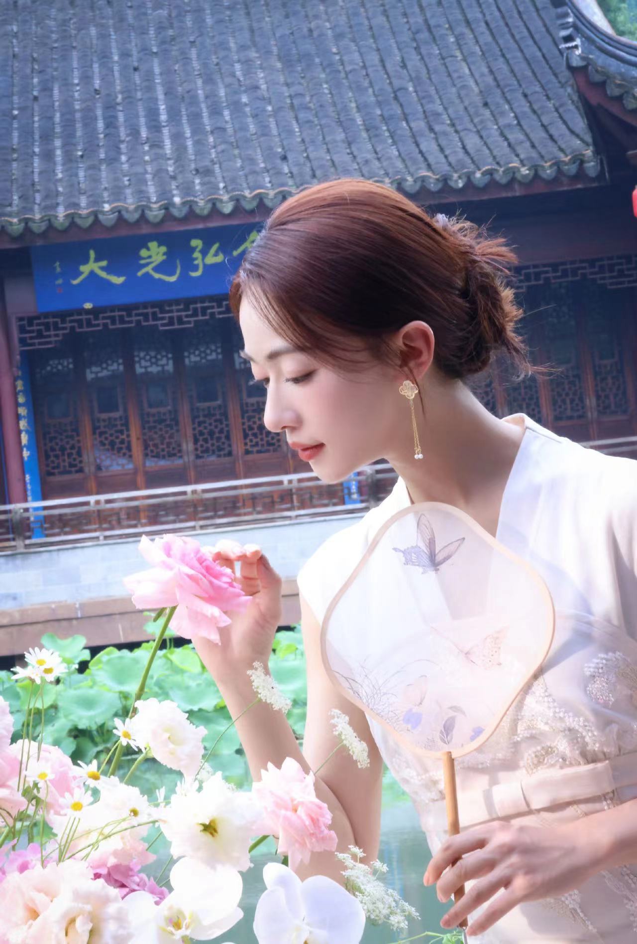 #吴谨言新中式盘发# 吴谨言最新花絮照🈶️，新中式盘发造型好温婉[哇] ​ ​
