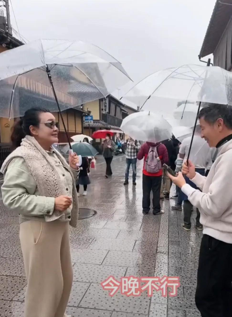 笑死人了，张兰和朋友模拟了一段新白娘子遇上许仙的现代场景故事

张兰在路上看见前