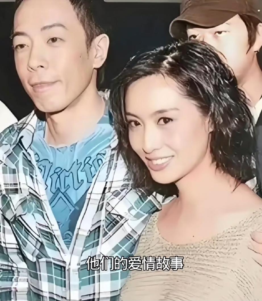 谁能想到，在繁花似锦的港圈，他们的爱情故事为人熟知。这张多年前的合影，你认出这两