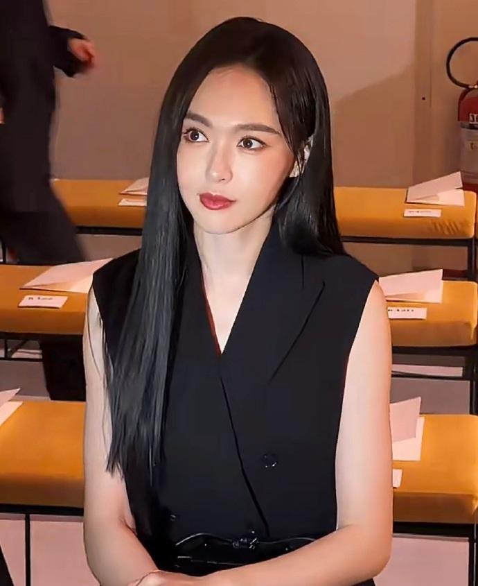 最近唐嫣现身时装周，她这次搭配的很简洁，看起来格外的年轻，也很有气质，还超有大牌