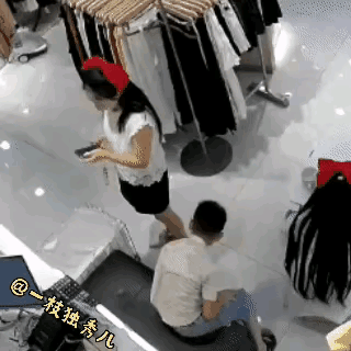 大姐带着儿子去衣服店买衣服，她精挑细选许久，总算挑出一套较为心仪的衣服，随后便进