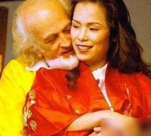 嫁入“豪门”，她用了12年脱身。
每年的生日微博，她都会转发三个儿子的那张合影