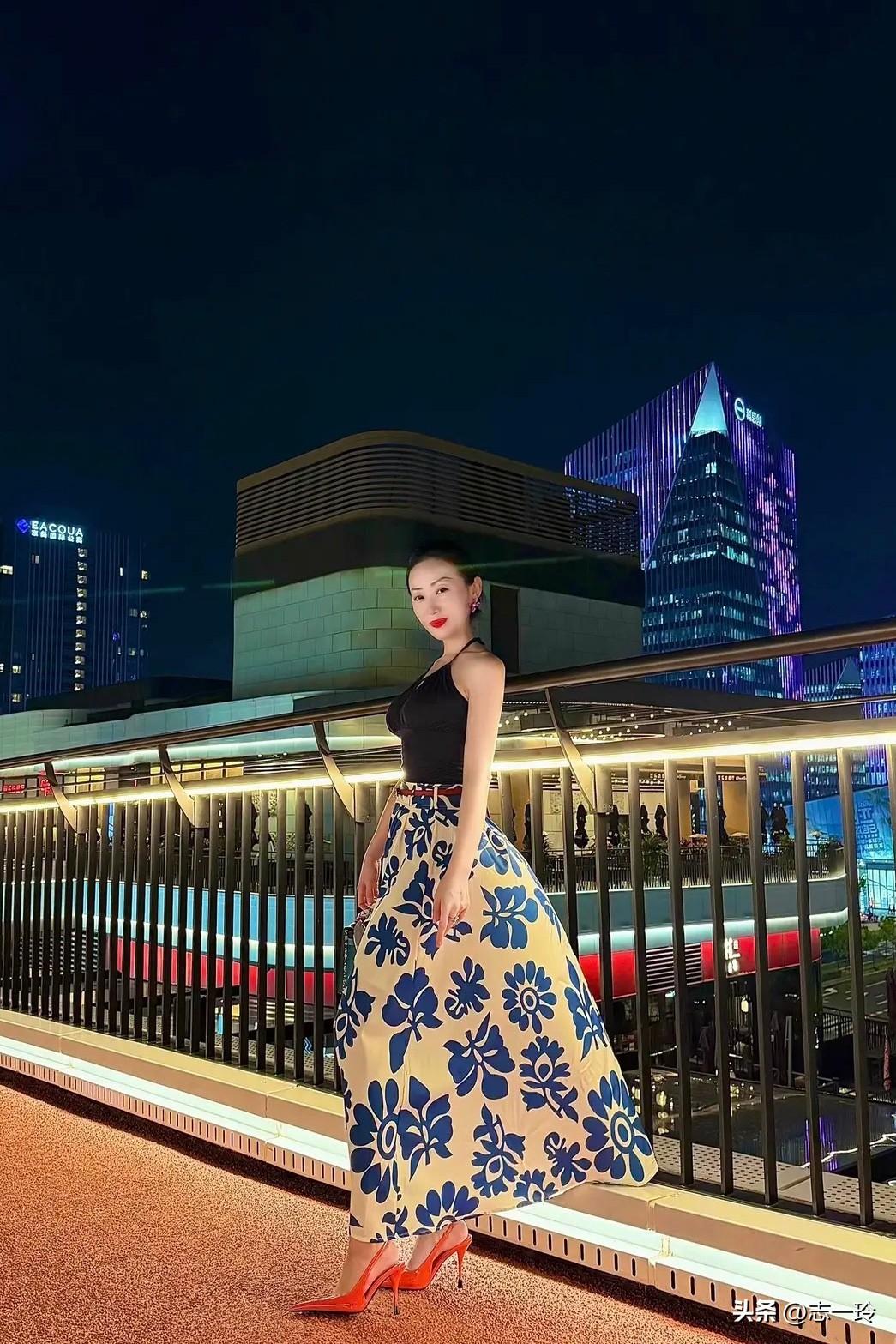 夜色中的都市风情，时尚穿搭与现代建筑的完美融合。