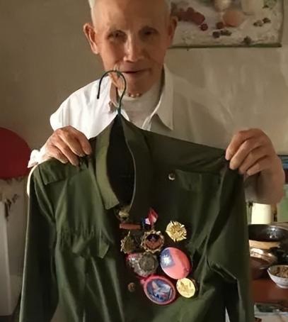 1945年，一名机枪手为了躲避日军，选择绕上山路前进，没想到意外发现100多名正