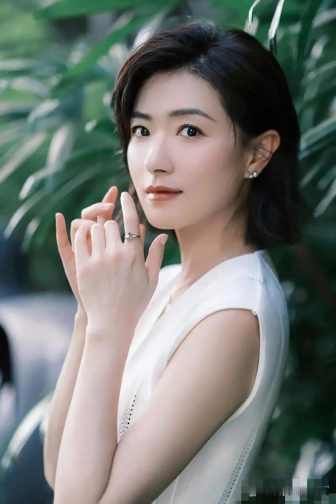 万茜真是越看越有魅力，身材棒气质佳 