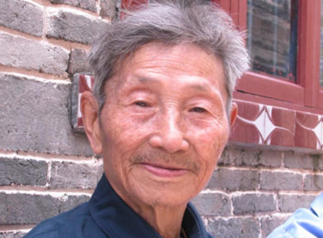 1979年，一位老人为了证明自己是老红军，不顾危险在北京拦下一辆军官的车，眼看大