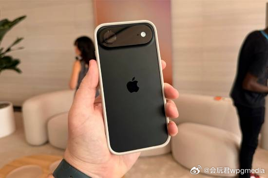 王心凌晒自拍照：新换的iPhone Air抢镜歌手王心凌晒出自拍照，网友发现其微