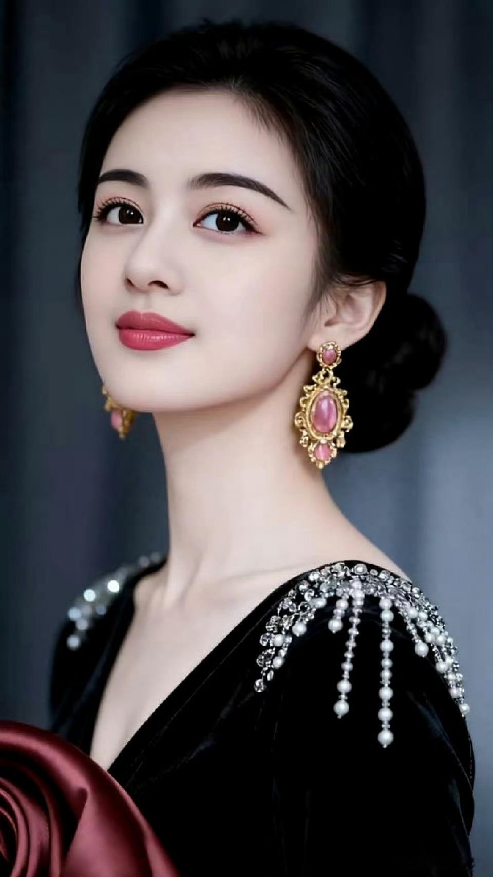 立夏书·默斋主人原创自由诗残红沉进泥土褶皱新绿攀上枝桠，酝酿浓密树荫晚风褪去迟疑