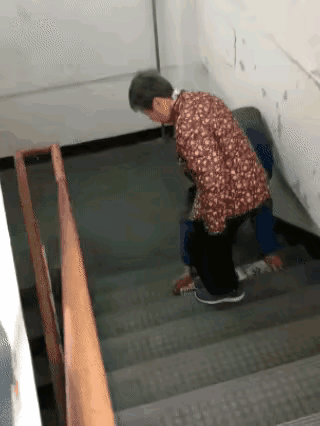 看到这里我流泪了，老夫老妻到了这个时候才是真正需要对方的时候，什么叫爱，这才是真