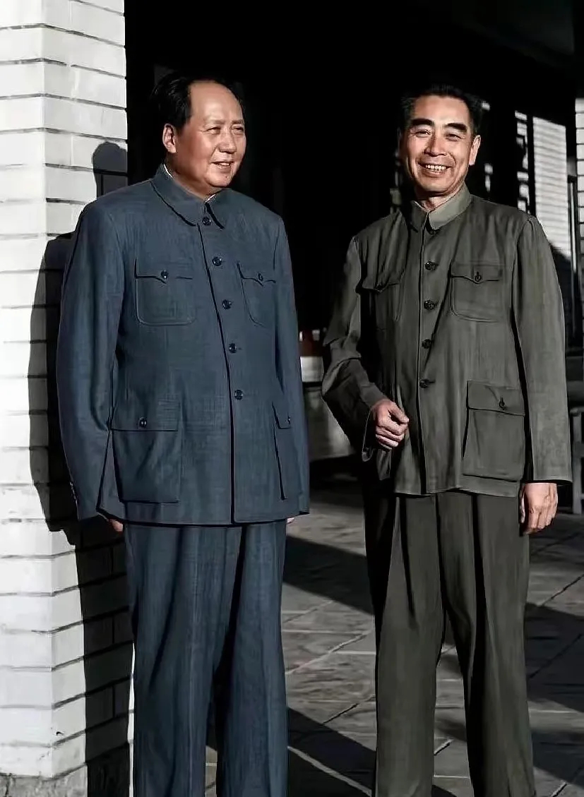 这张照片拍得太好了，两位伟人笑得非常灿烂，非常温暖。 