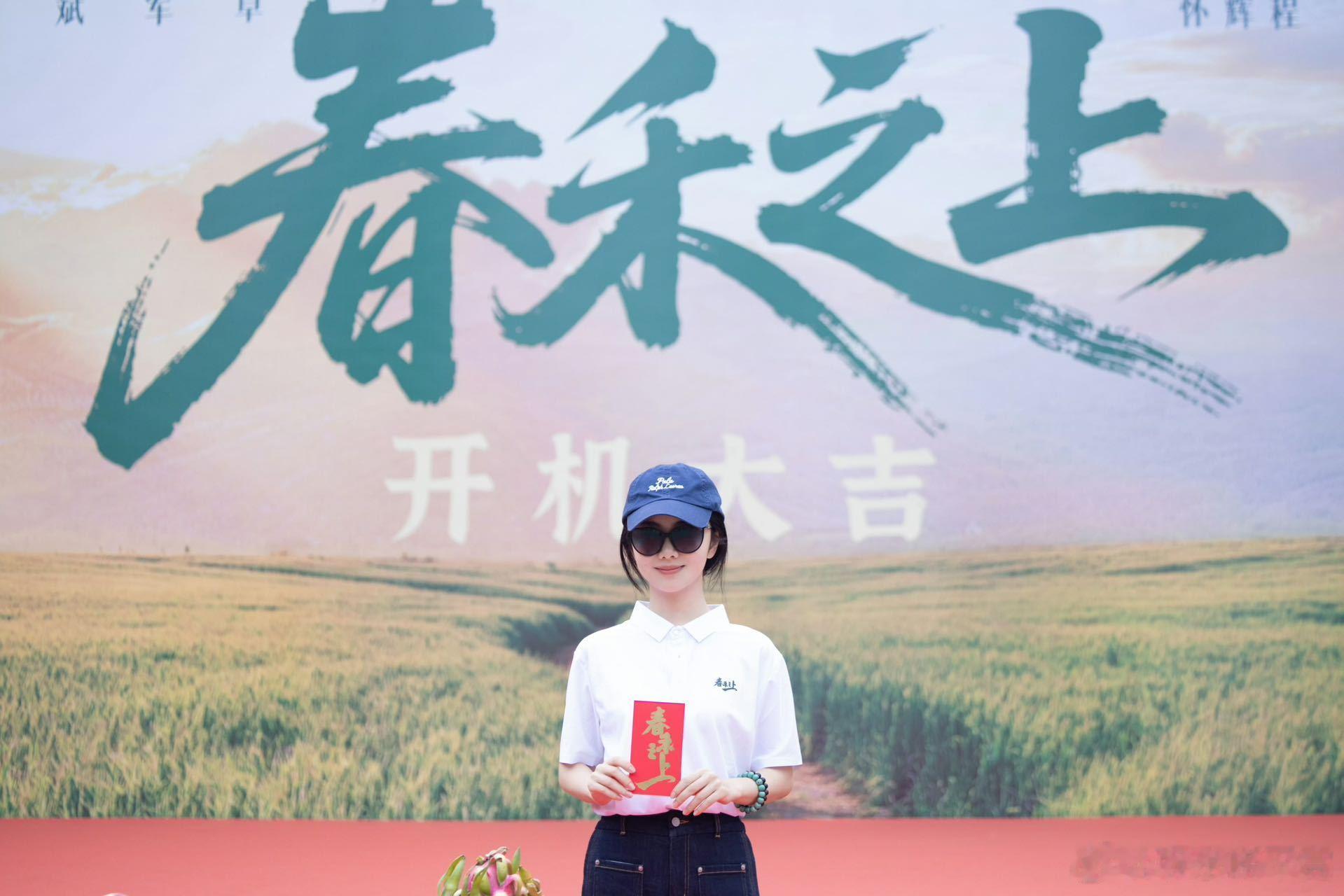 谭松韵看过来的这一瞬间猝不及防的回眸对视，灵动眉眼舒展动人，干净的眼神自带满满的