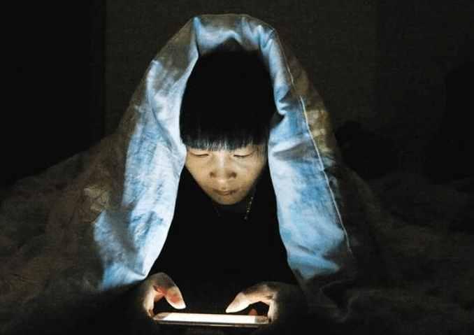 要想毁掉一个孩子，给他一个手机。这句话听起来极端，但细细品味，却让人心头一紧。我