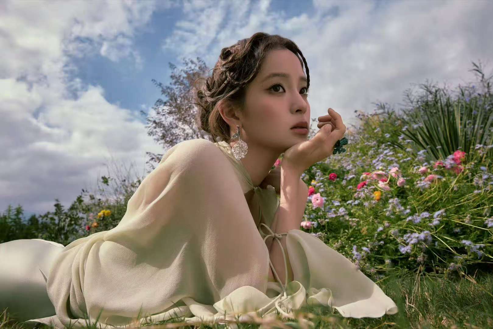欧阳娜娜丝绸绿裙欧阳娜娜发丝飞舞好美，完全符合主题，文艺片女主！ ​​​