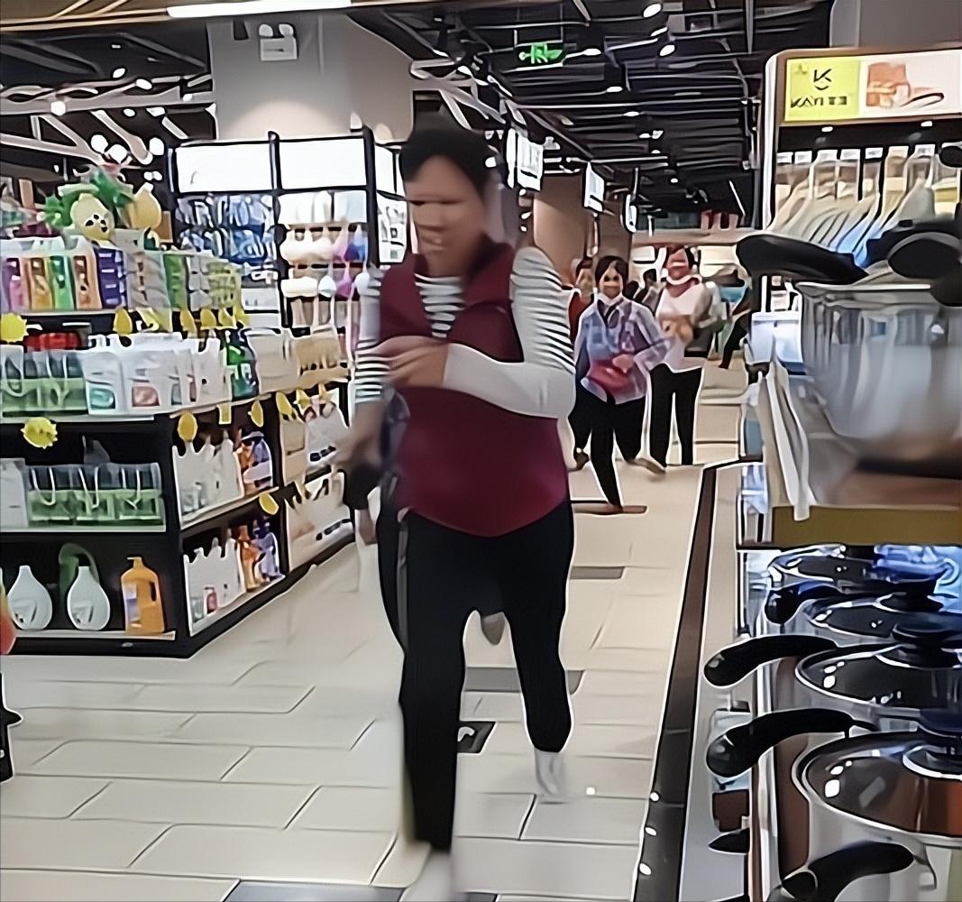 江苏，大妈在超市买东西，不小心把手机落在水果区，她一路狂奔回去找手机，结果跑着跑