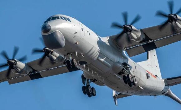 根据中国国防部的消息，近日，东部战区一架运-8反潜巡逻机在东海例行巡逻时，遭遇2