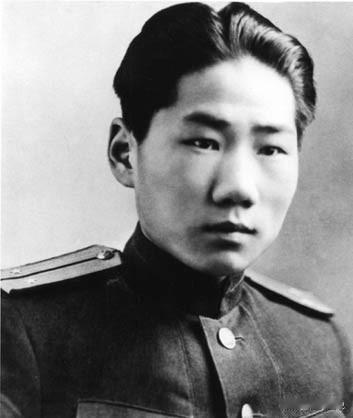 1955年，中央派人前往朝鲜挖毛岸英坟墓，可当大家刚开始挖，就突然跑过来一名妇女