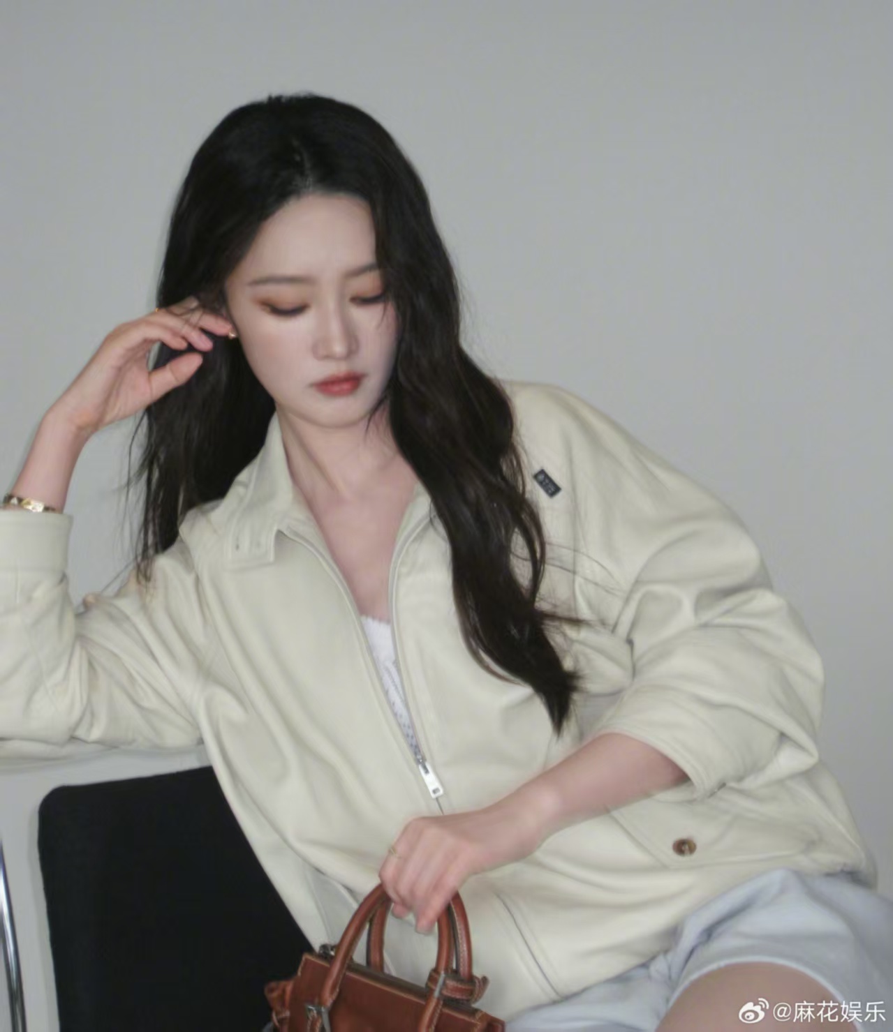 李沁Prada贵气千金PRADA深圳活动看点满满，李沁凭借一头温柔卷发出圈，港式