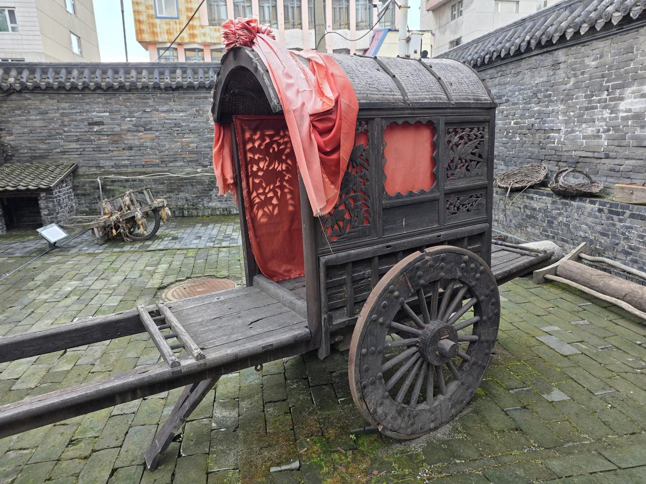 这样的花轱辘车，沿用了两千多年，这时间跨度着实惊人！
试想，从古代直至近代，两千