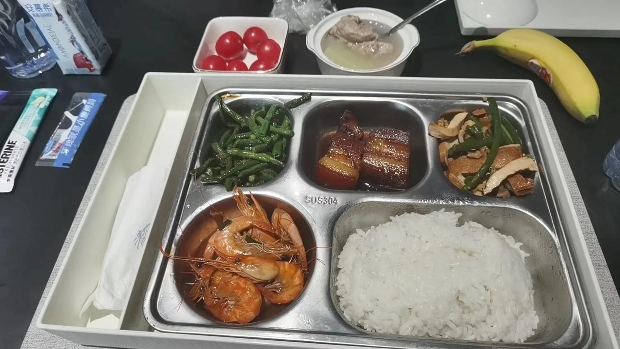 我哥们试驾方程豹 豹5，中午店里赠送的伙食，什么水平？[吐舌]