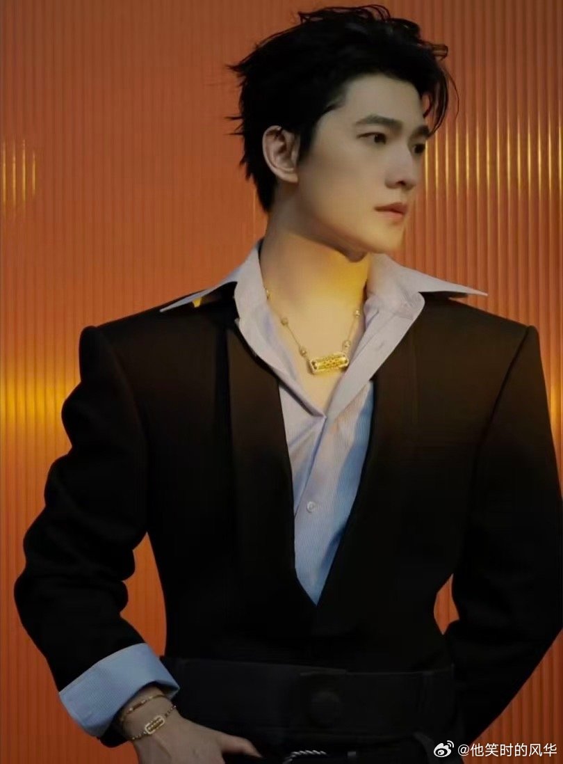 杨洋背头 杨洋大背头造型封神！顶级骨相扛住无刘海考验，五官精致+眉眼凌厉，贵气感