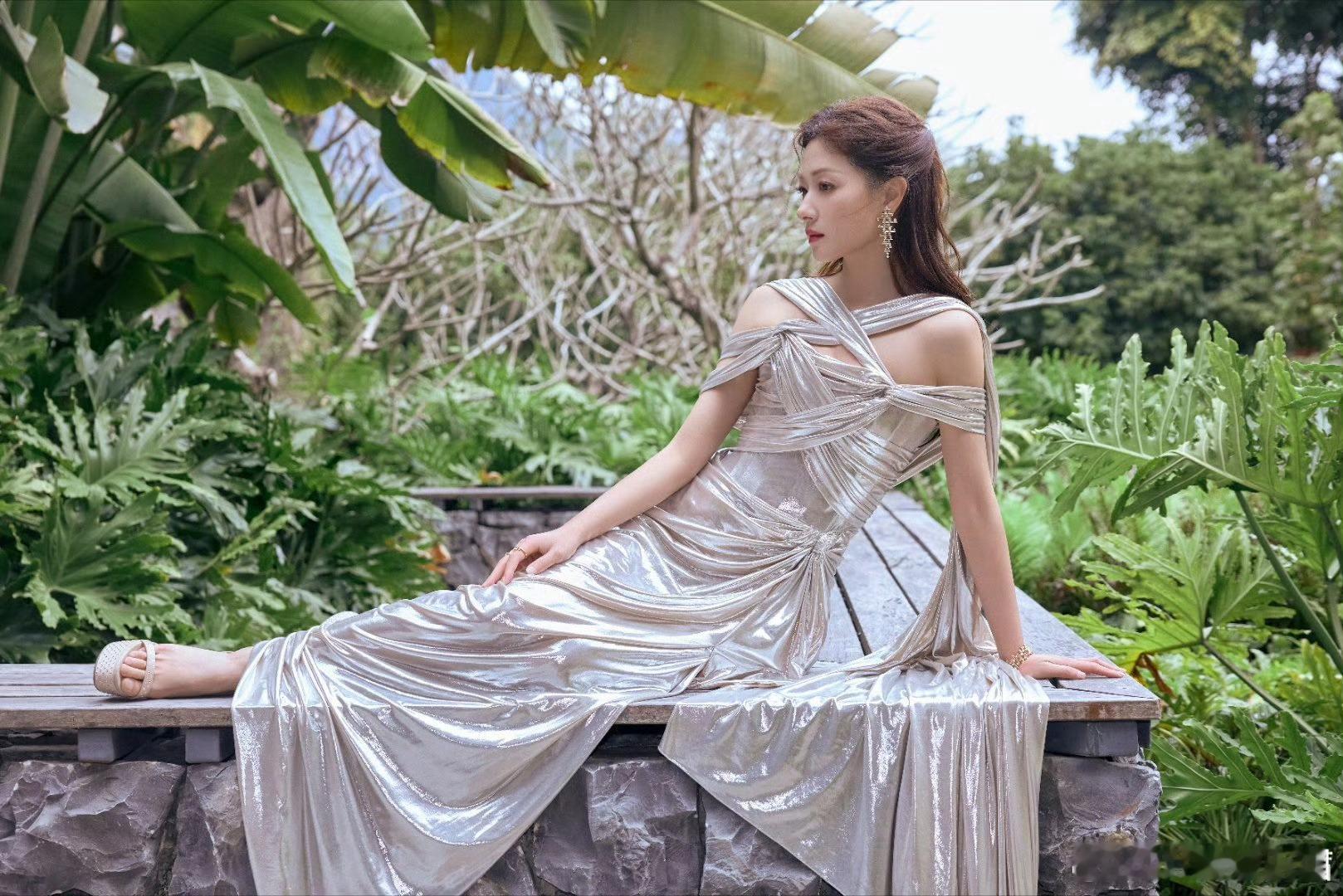 万茜银翼女战士造型 这银白色的裙子真的跟万茜好搭配嗷！美得就像那触不可及的仙子一