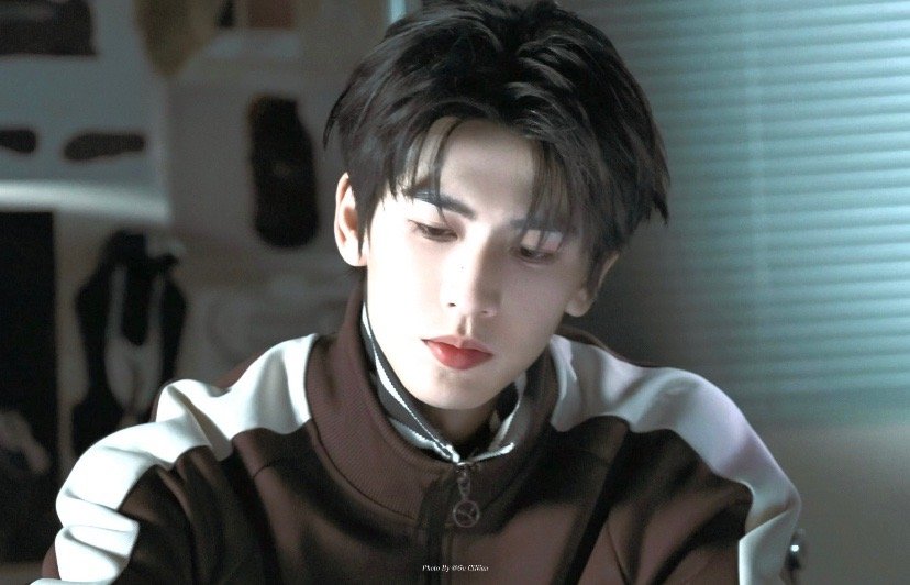 张凌赫他低头的瞬间，连空气都变得温柔了。棕白拼色的运动外套，衬得眉眼清冽又干净，