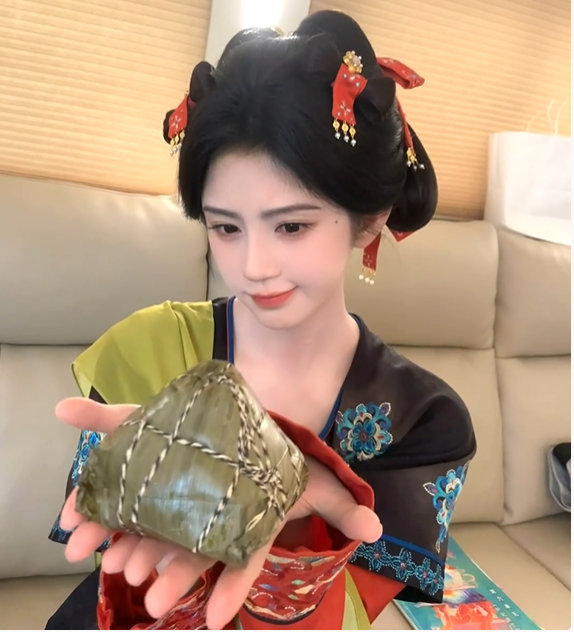 鞠婧祎晒粽子鞠婧祎粽子比脸大鞠婧祎端午晒粽子，粽子比脸大 