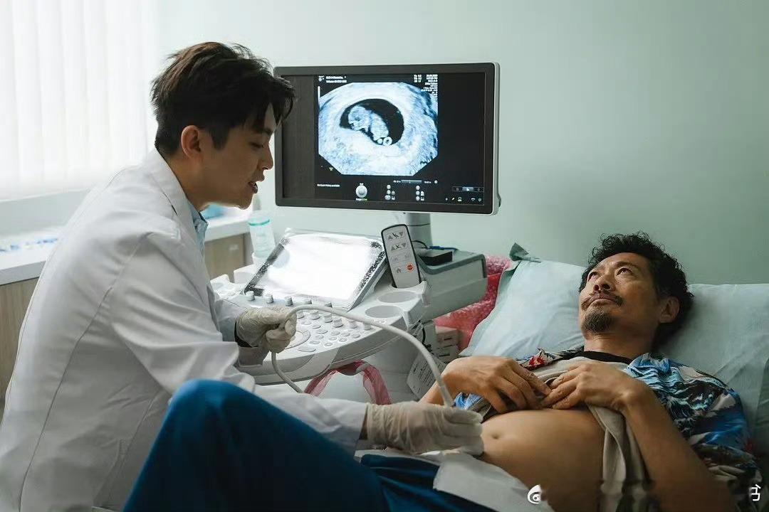 港剧已经演男的怀孕了这世界还是好人多啊 这都能在电视上看见[哈哈] 港剧果然还是