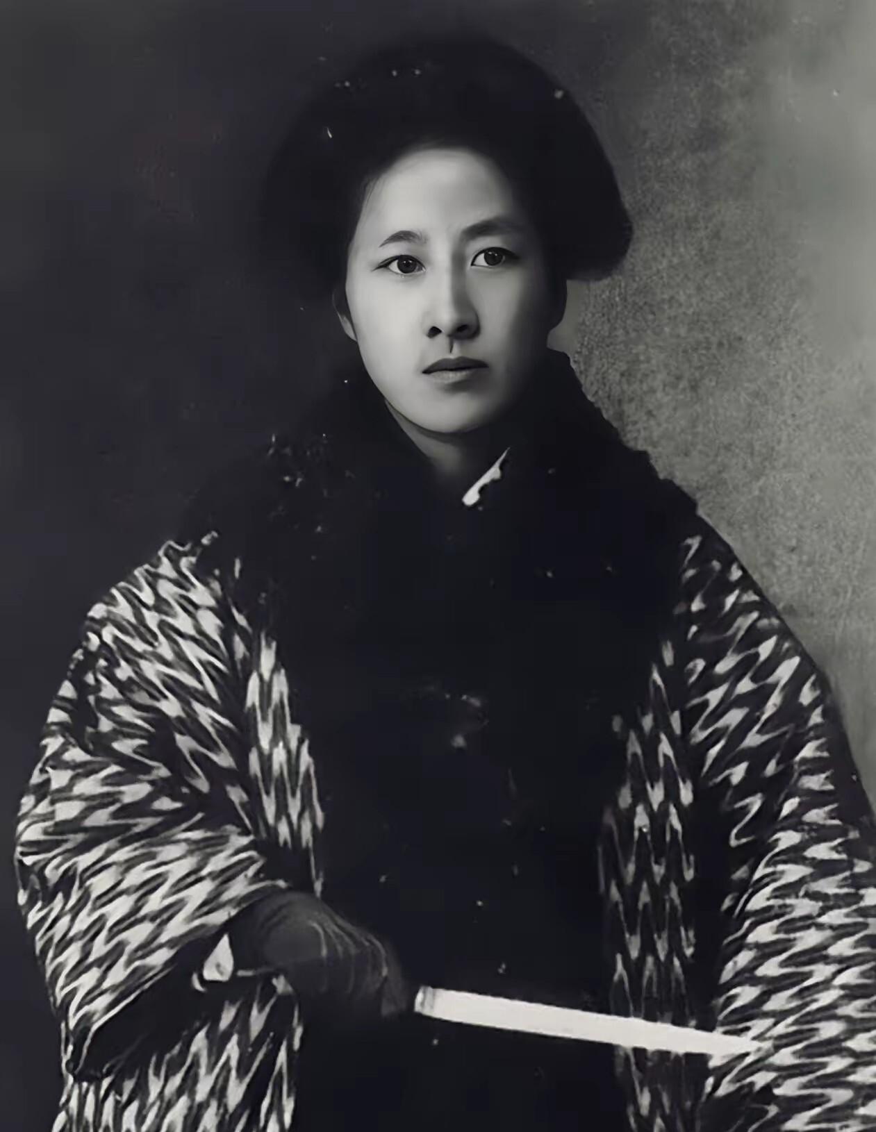 1907年，秋瑾临死前夕，山阴县令对秋瑾说：“我本欲救你一命，但我位卑言轻，无能