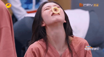 宋妍霏用脸吃洋葱圈遭遇滑铁卢假期中的她们 宋妍霏用脸吃洋葱圈这段也太好笑了[偷笑