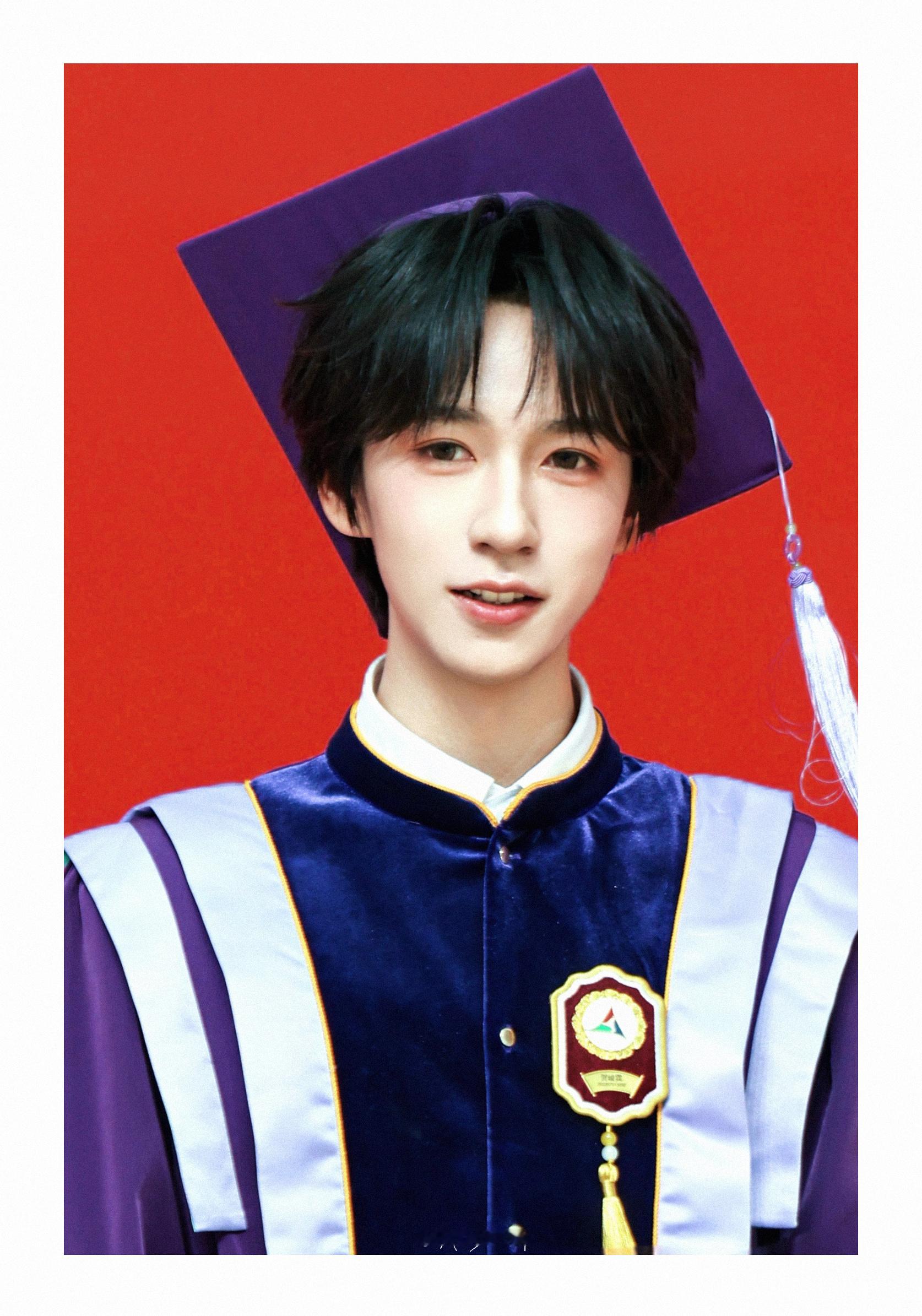 贺峻霖毕设优秀作品展演贺贺有名，巨星降霖💚本科贺峻霖的故事已落幕，即将开启研究