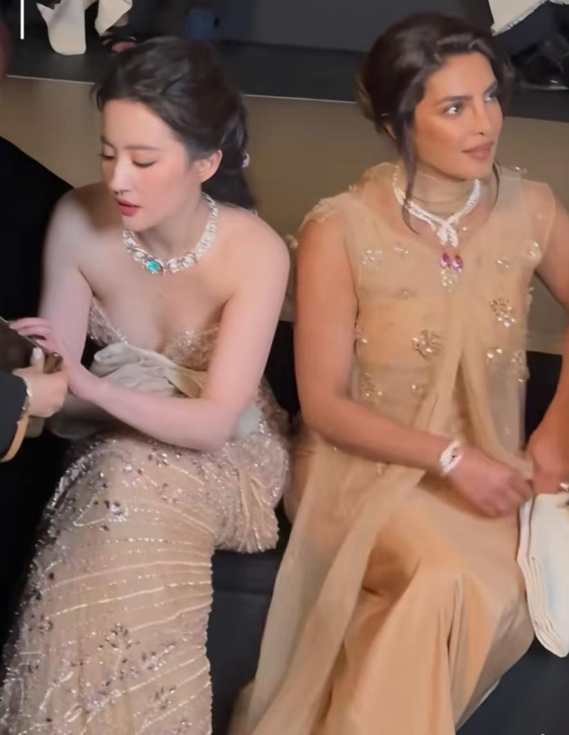 有没有来说说，
刘亦菲这叫什么皮肤，
超级细腻超级凝脂感超级白里透着粉，
而且各