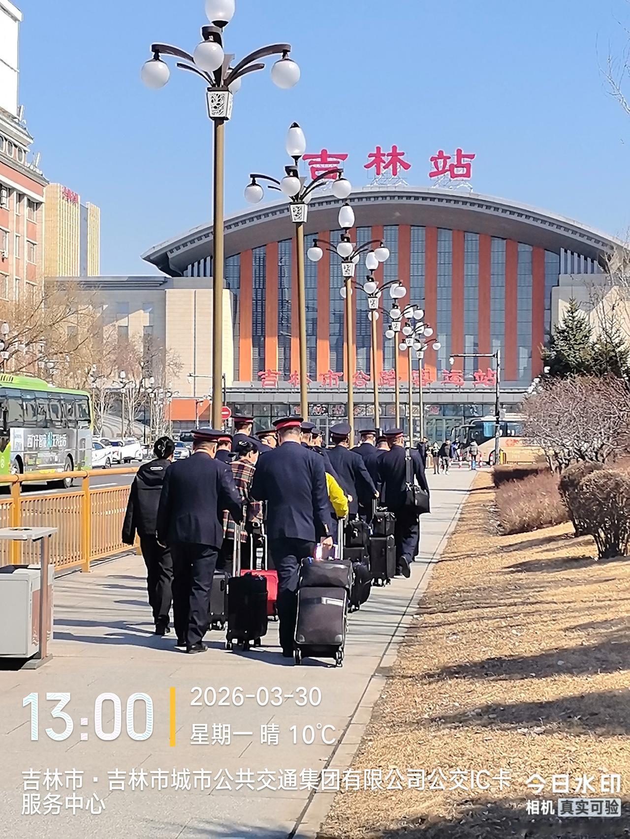 经过几十年的观察，发现现在的铁路列车乘务组应该是最准军事化的单位了
      