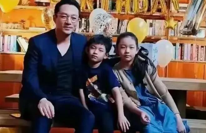 从两个孩子讲，大S活着多好，不闹腾多好，可怜两孩儿，谁又能抵得上亲妈呀！
 
俗