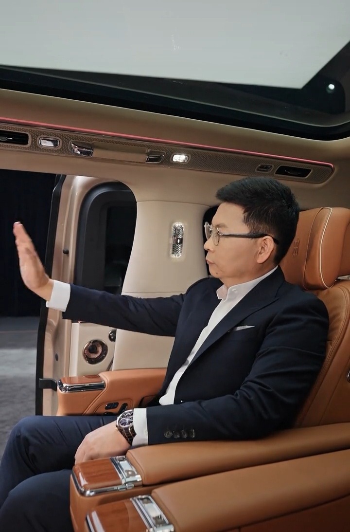 余总公布了一些尊界V800内饰手势关门、适配V800的新控制屏、吧台、可交互式星