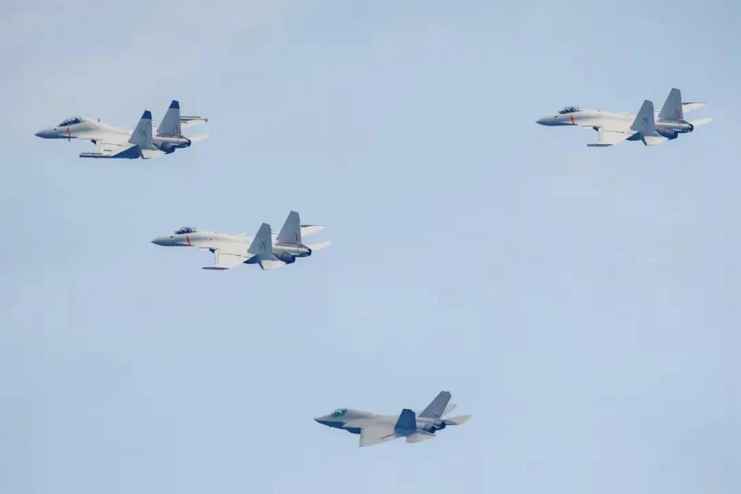 中国海军新型舰载机体系密集亮相，歼-35、歼-15T、歼-15D，放眼整个太平洋
